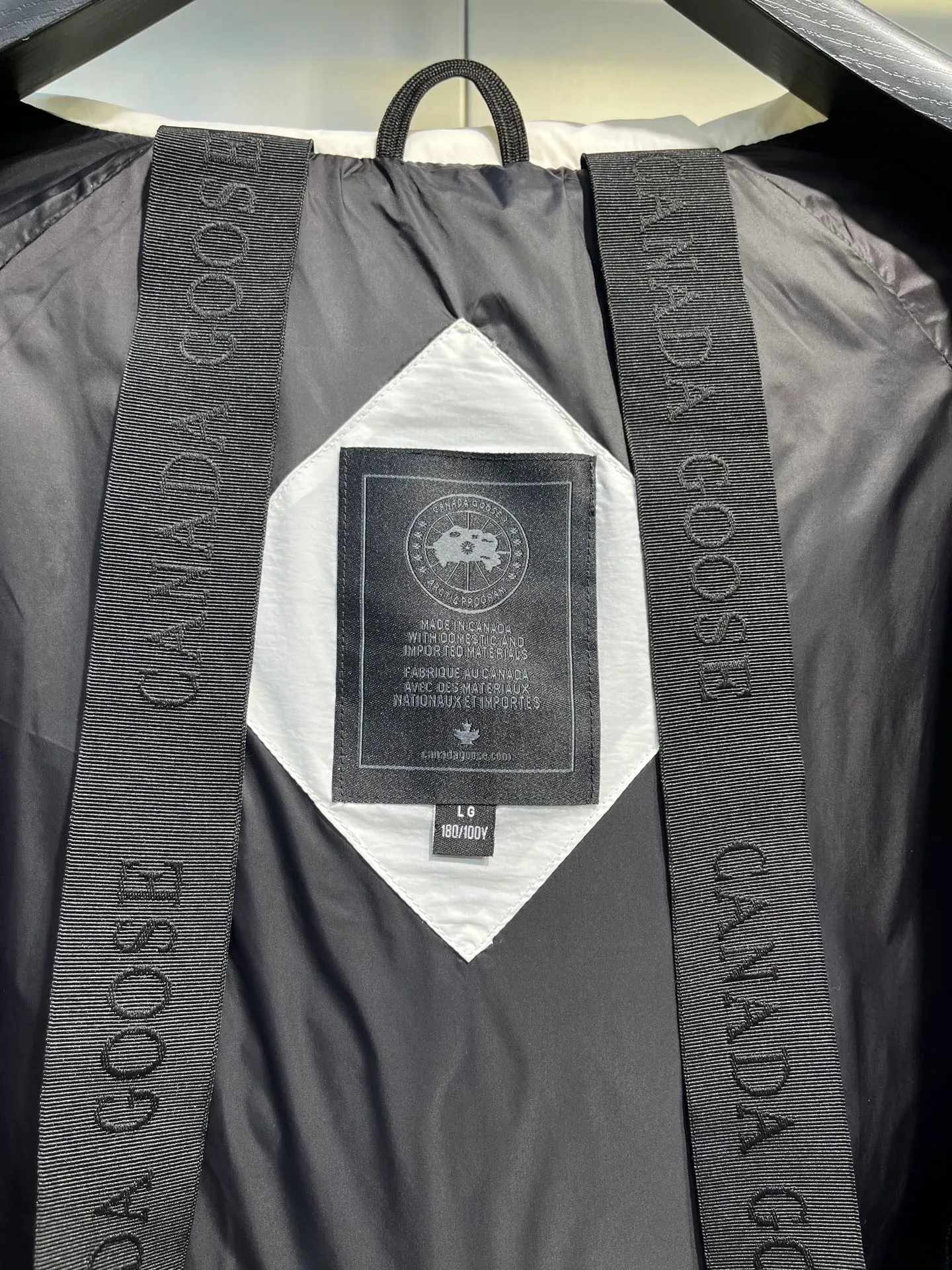 P740 Canada Goose🌟Ouyang Nana's same style 3m reflective black label down jacket junction junction parka is light weight and warm. The Junction Parka is made from soft enduraluxe fabric with cordura for added durability in high-wear areas, making it lightweight and durable. 360-degree reflective strips on the collar improve visibility in low-light environments. Features a removable hood for easy wearing during transitional periods when the weather warms up.  size：xs-xxl